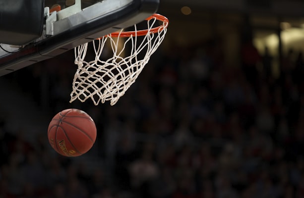 NBA洛杉矶湖人队与金州勇士队的季后赛关键战役
